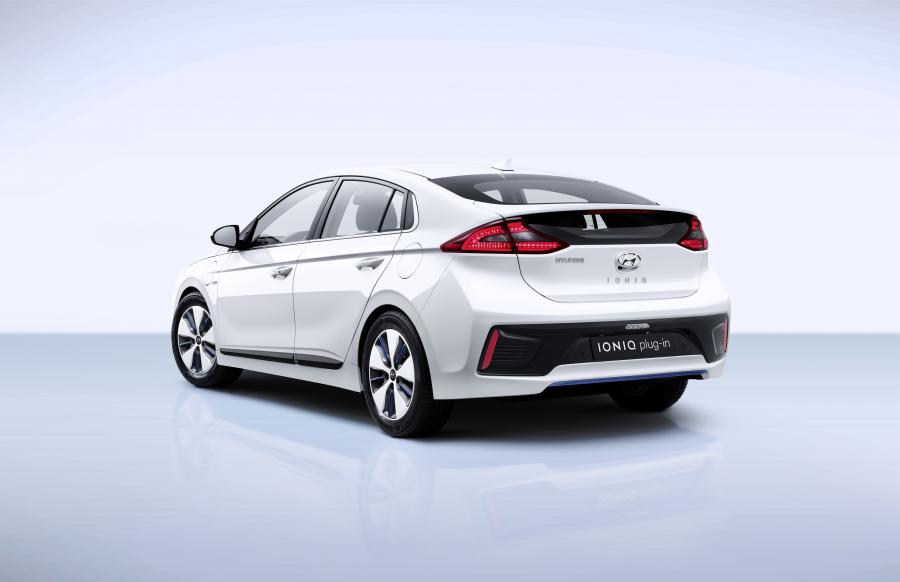  Hyundai IONIQ plug-in (AE) 2016 года  (фото 11 из 42)